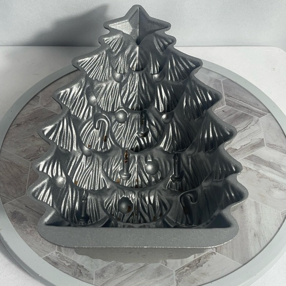 Nordic Ware Christmas Tree Cake Pan Cast Aluminum Holiday Bakeware Mold - Picture 1 of 6